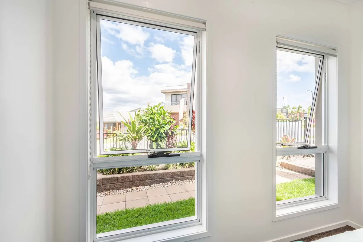 Chain-winder awning windows